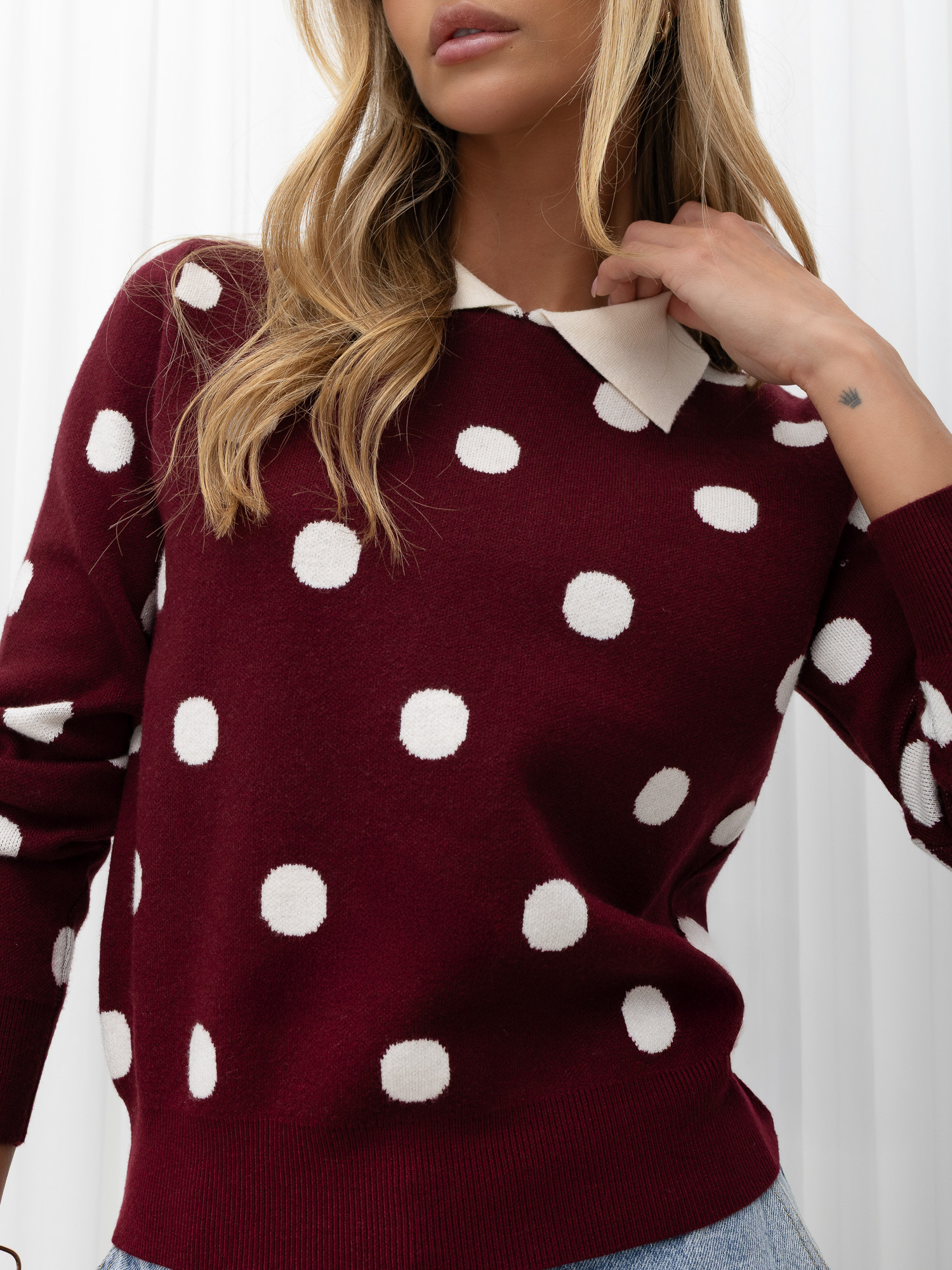 Bordowy elegancki sweter w grochy 