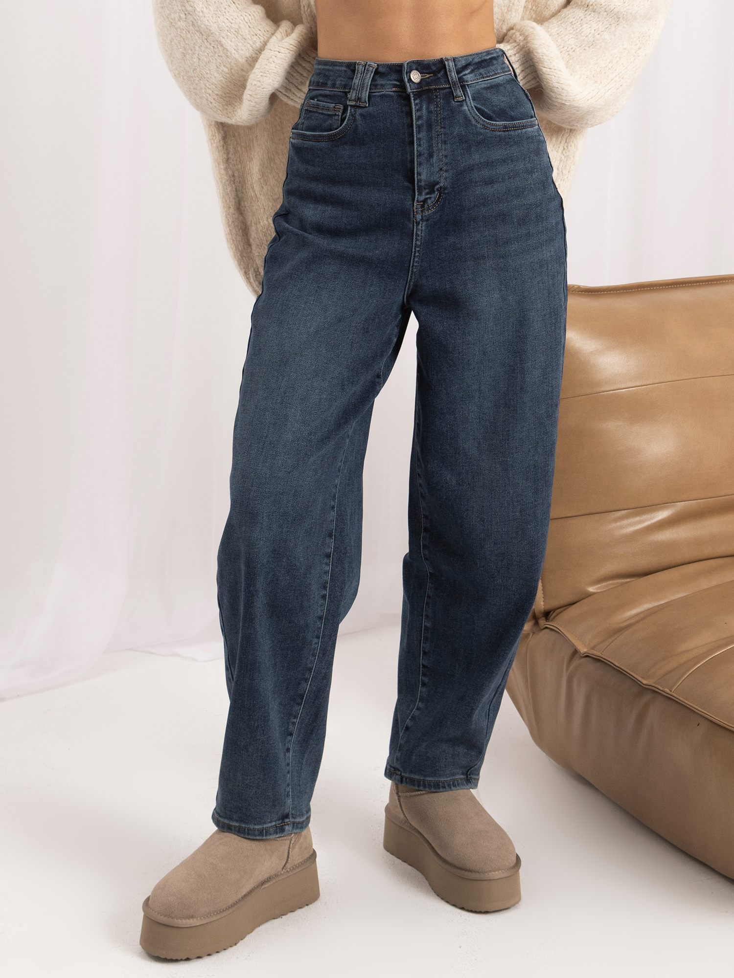 Ciemnoniebieskie damskie jeansy typu balloon