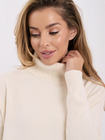 Jasnobeżowy sweter oversize z dłuższym tyłem