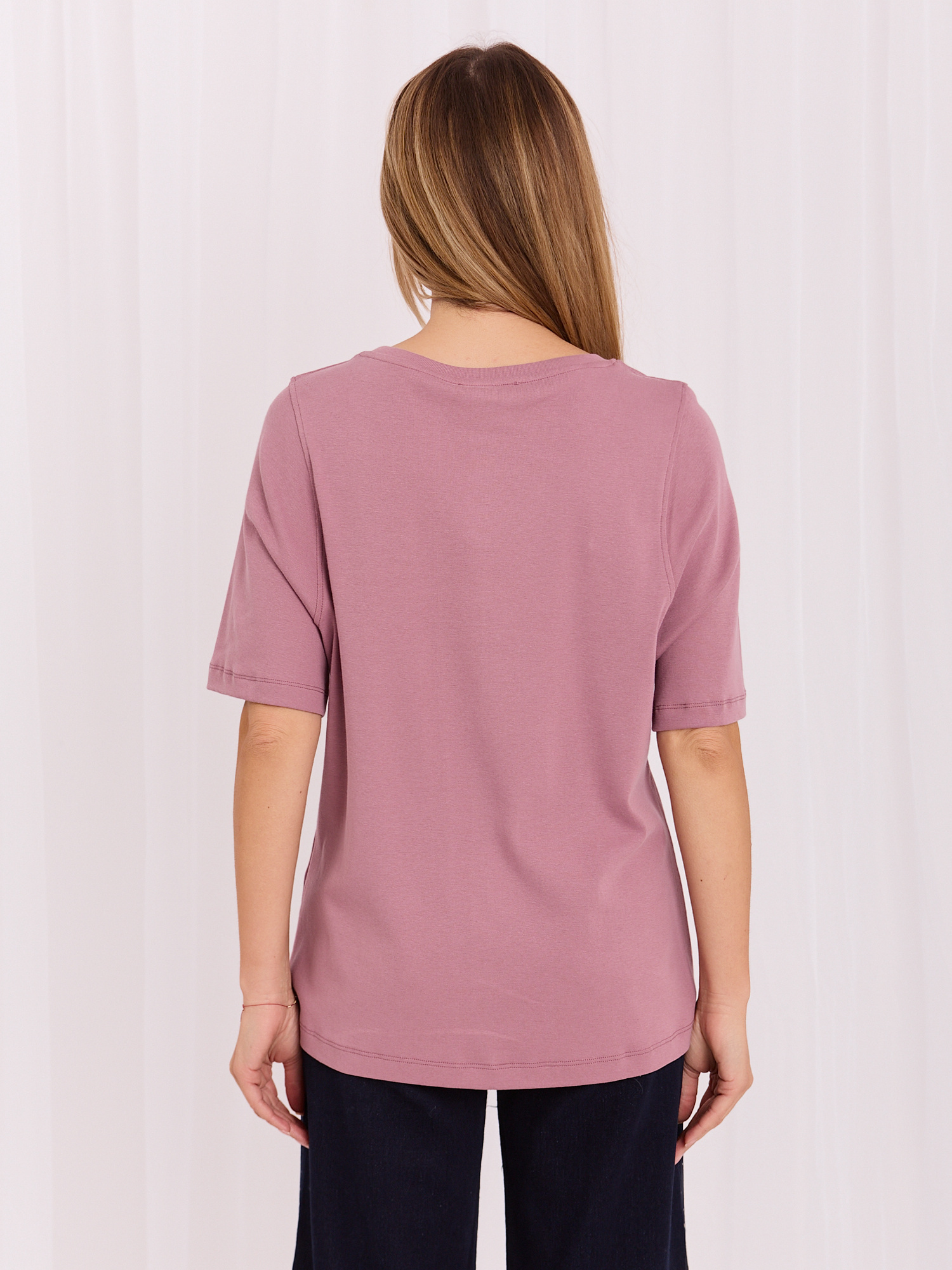Brudnoróżowy t-shirt basic z ozdobnymi szwami RUE PARIS
