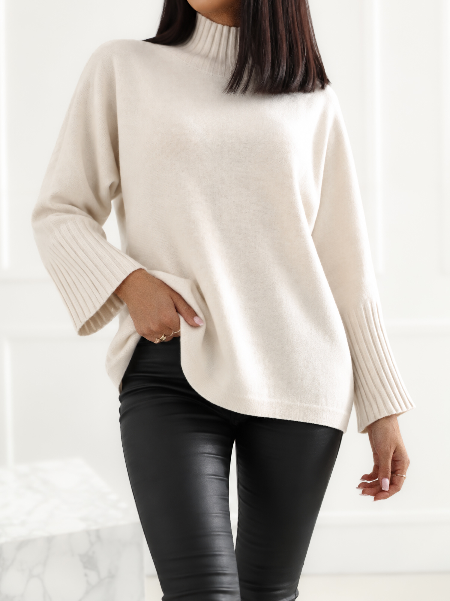 Jasnobeżowy sweter oversize z szerokimi rękawami