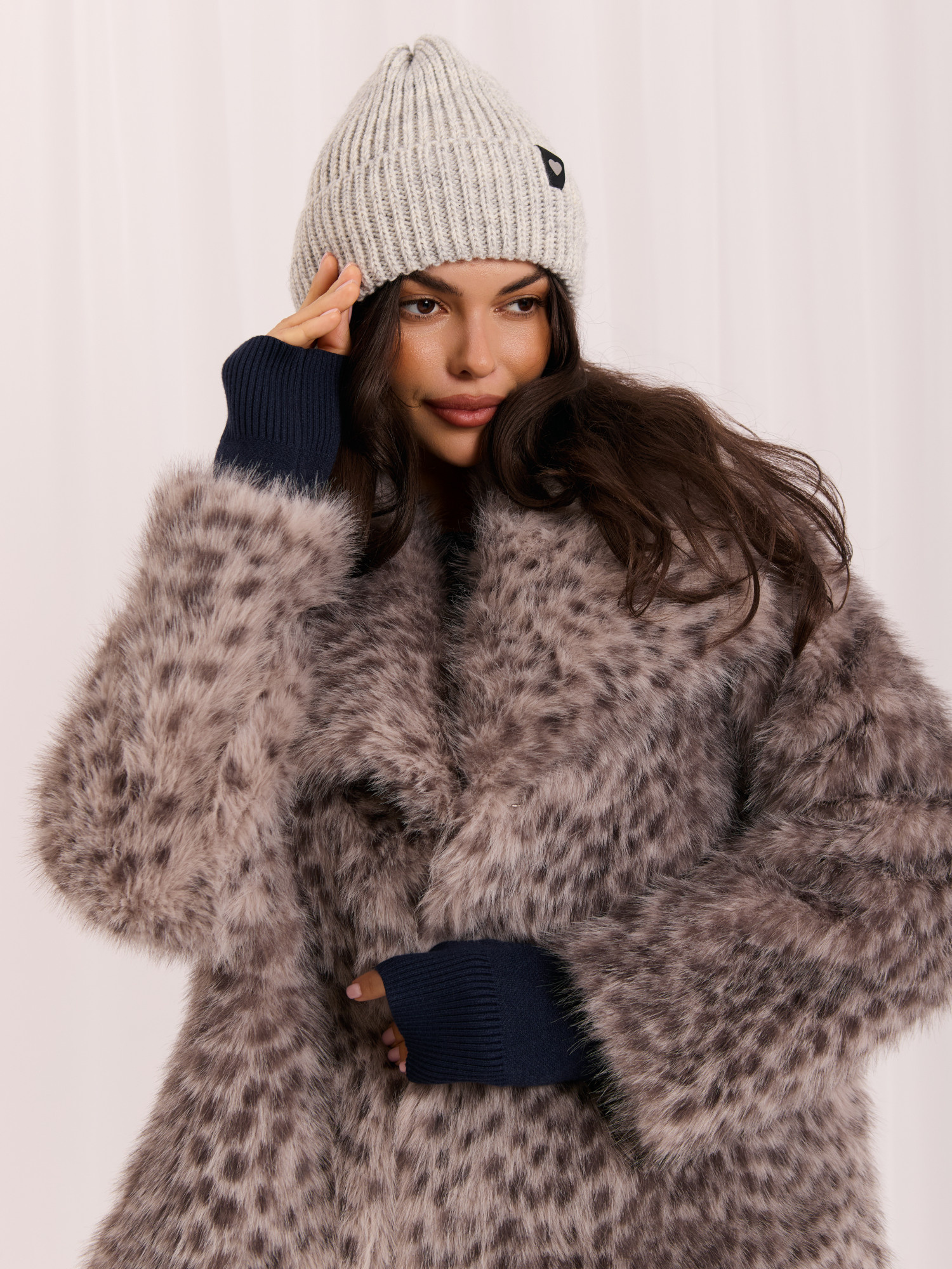 Jasnoszara zimowa czapka beanie w prążek 