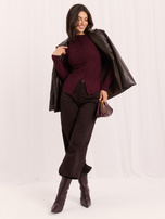 Bordowy elegancki sweter z rozcięciem na brzuchu