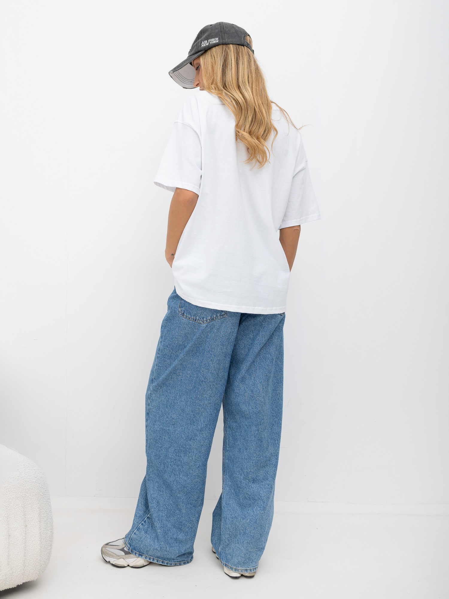 Biały damski t-shirt basic o kroju oversize 