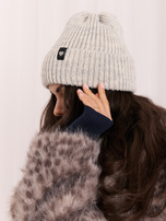 Jasnoszara zimowa czapka beanie w prążek 