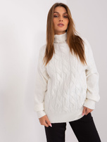 Ecru sweter w warkoczowy splot