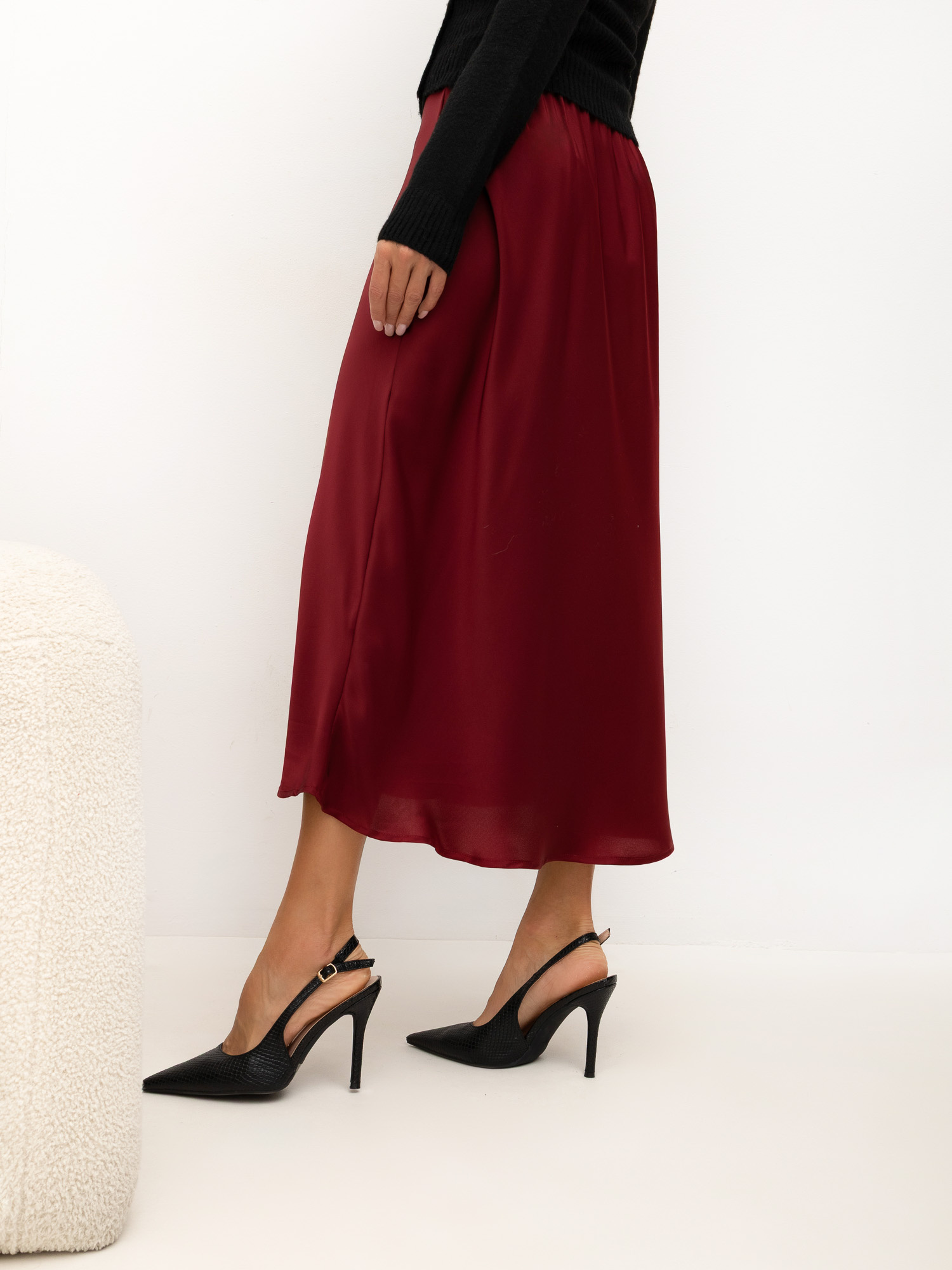 Bordowa midi spódnica o gładkim wykończeniu