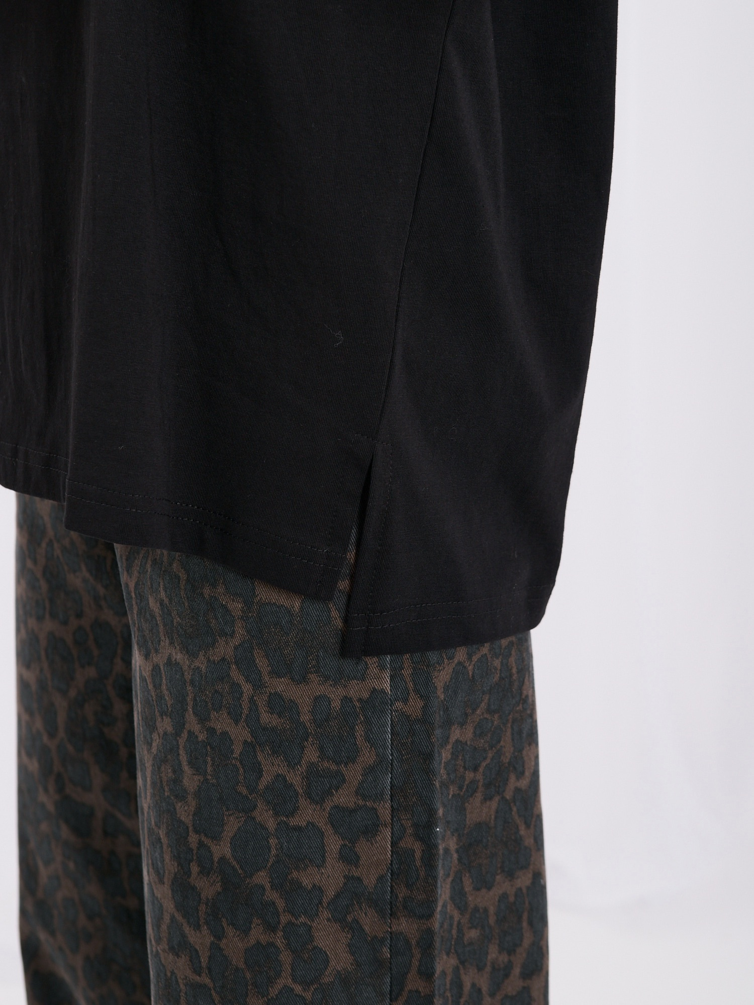 Czarny damski t-shirt basic o kroju oversize