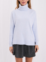 Jasnoniebieski sweter oversize golf z rozcięciami