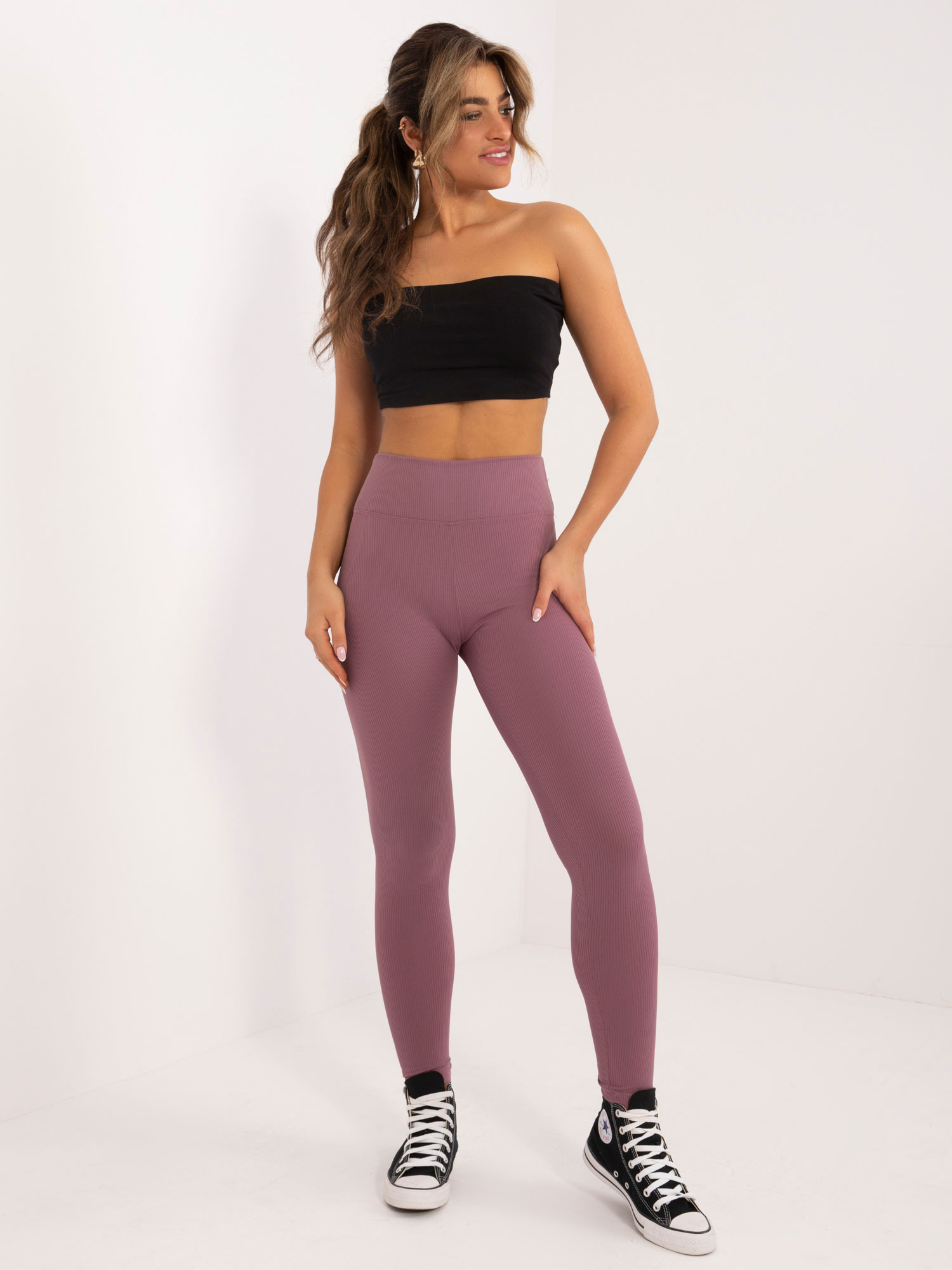 Brudnoróżowe prązkowane legginsy basic z wiskozy