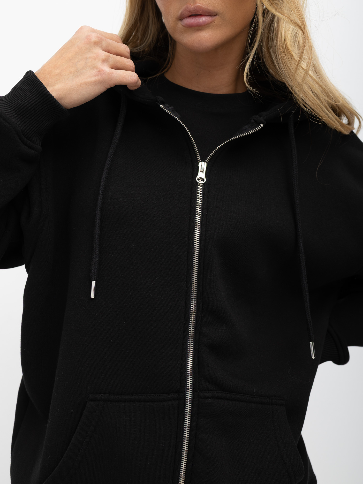 Czarna ocieplana bluza basic z kapturem 