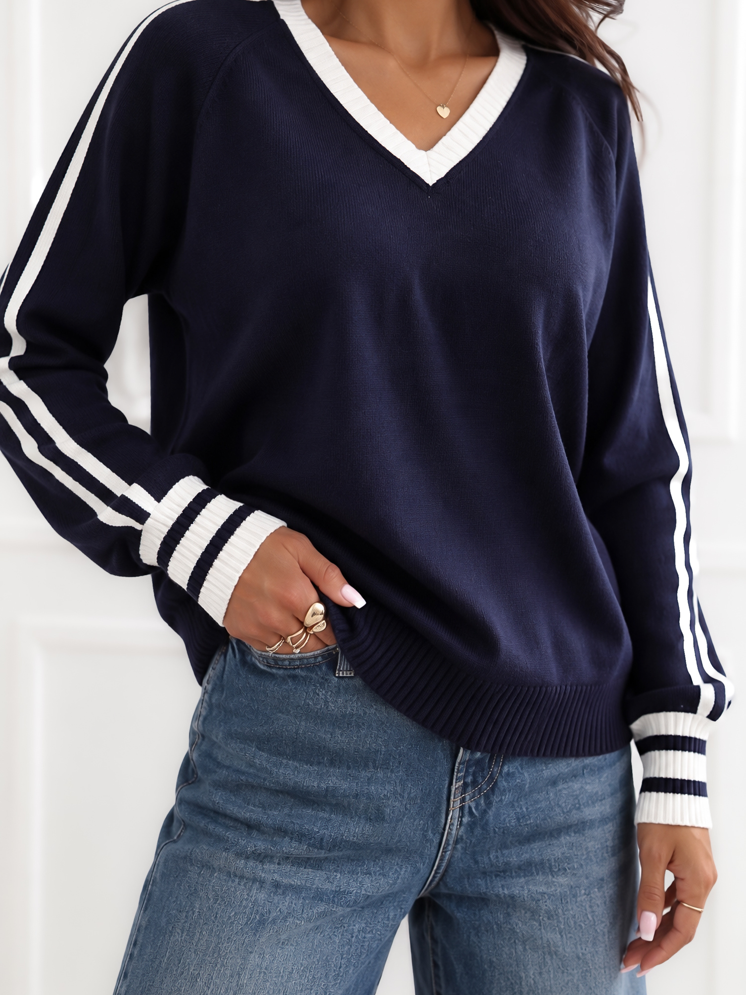 Granatowy damski sweter oversize z lampasami