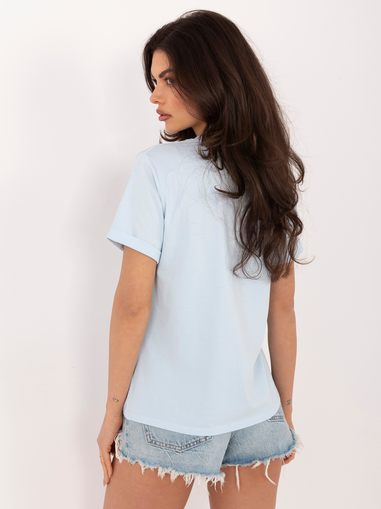 Jasnoniebieski damski t-shirt z cekinami 