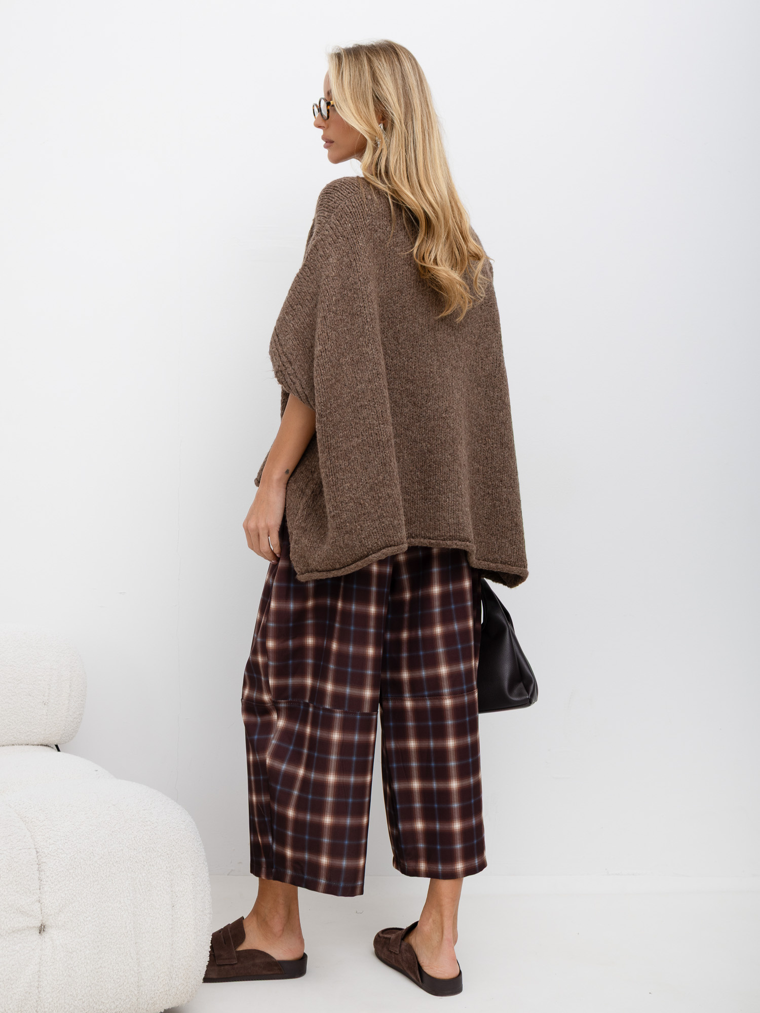 Ciemnobrązowy damski sweter oversize z rękawem 3/4
