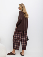 Brązowy damski sweter oversize golf z rozcięciami