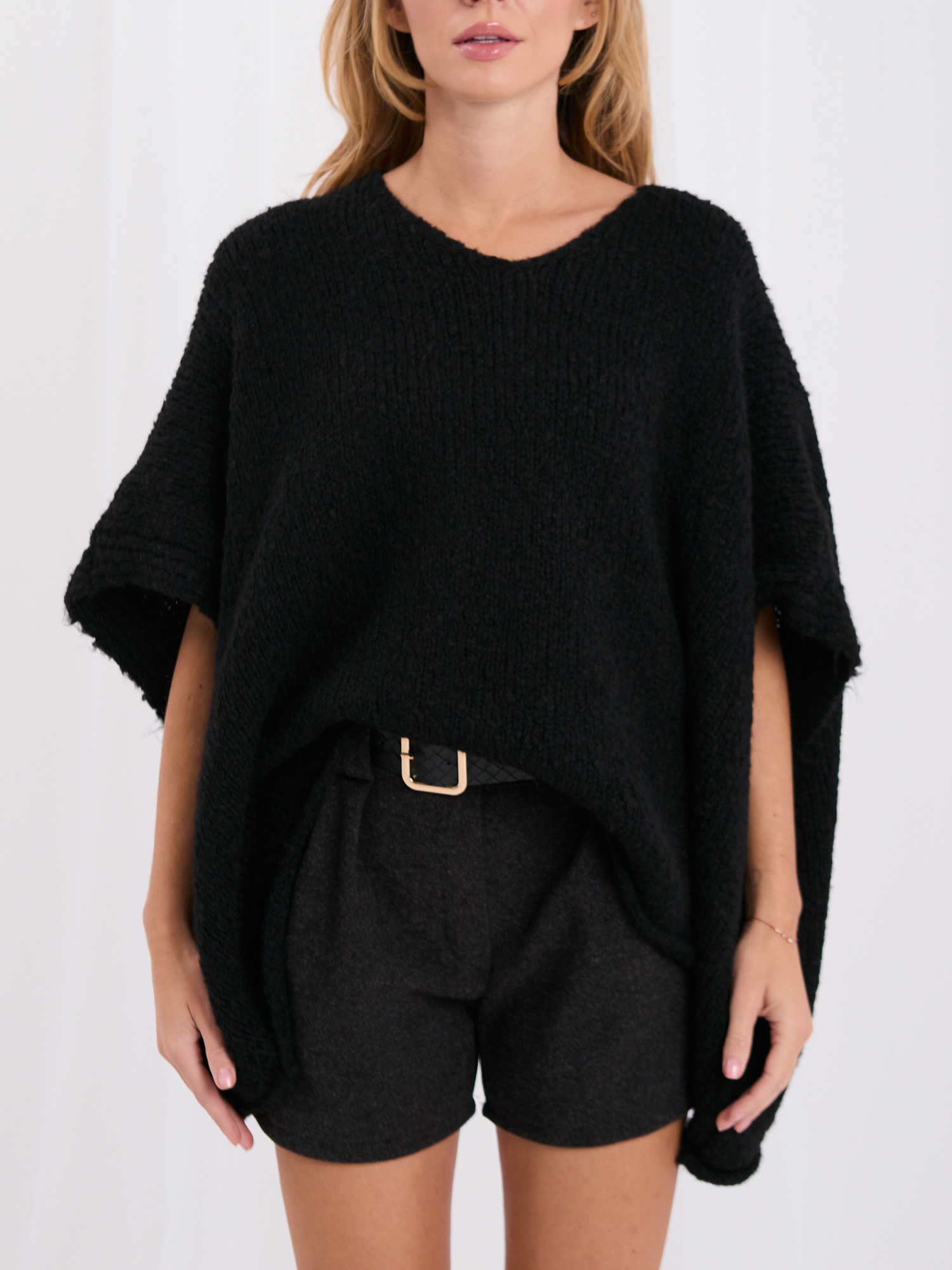 Czarny damski sweter oversize o kroju nietoperza 