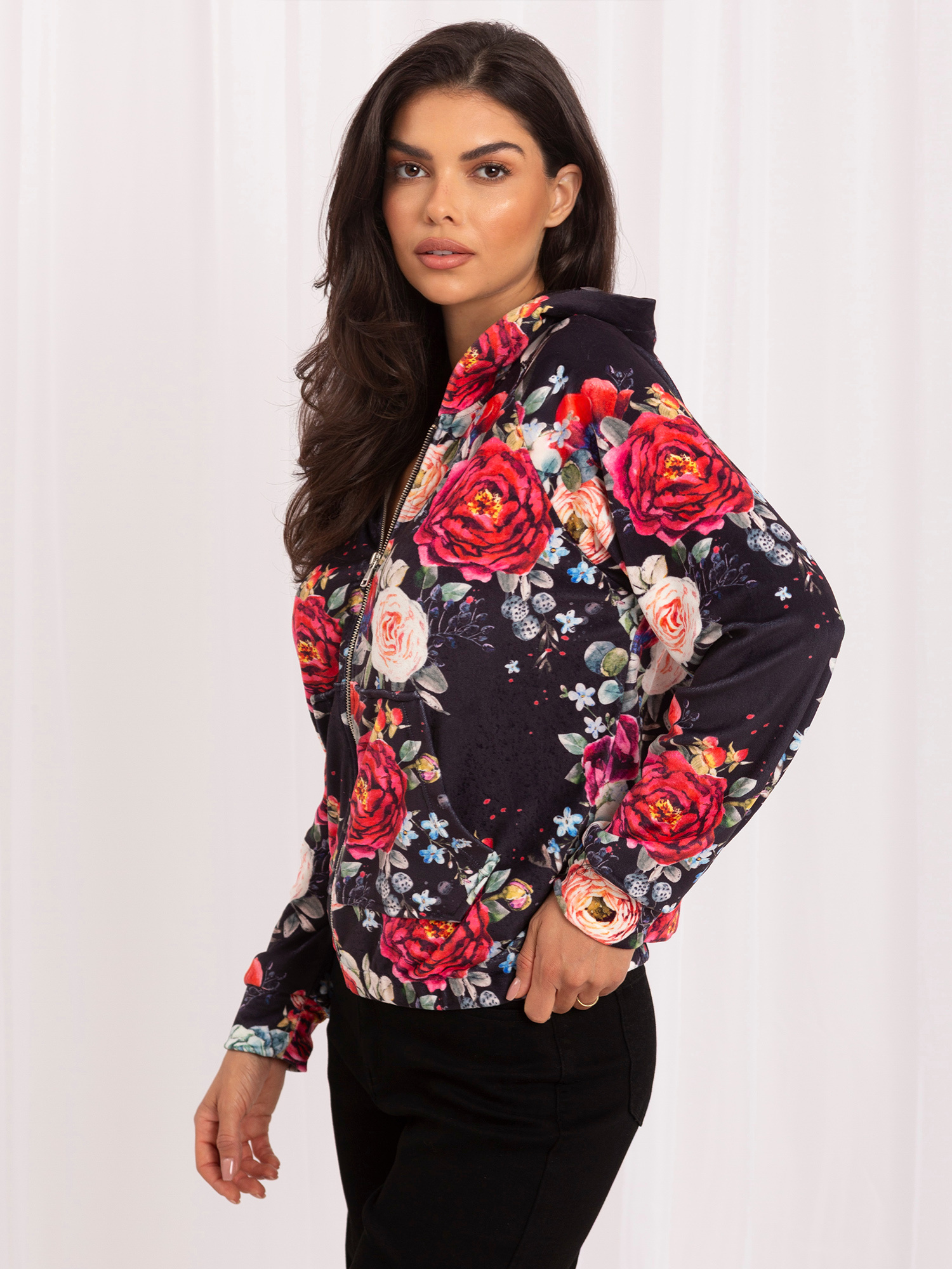 Czarna welurowa bluza rozpinana w kwiaty RUE PARIS 