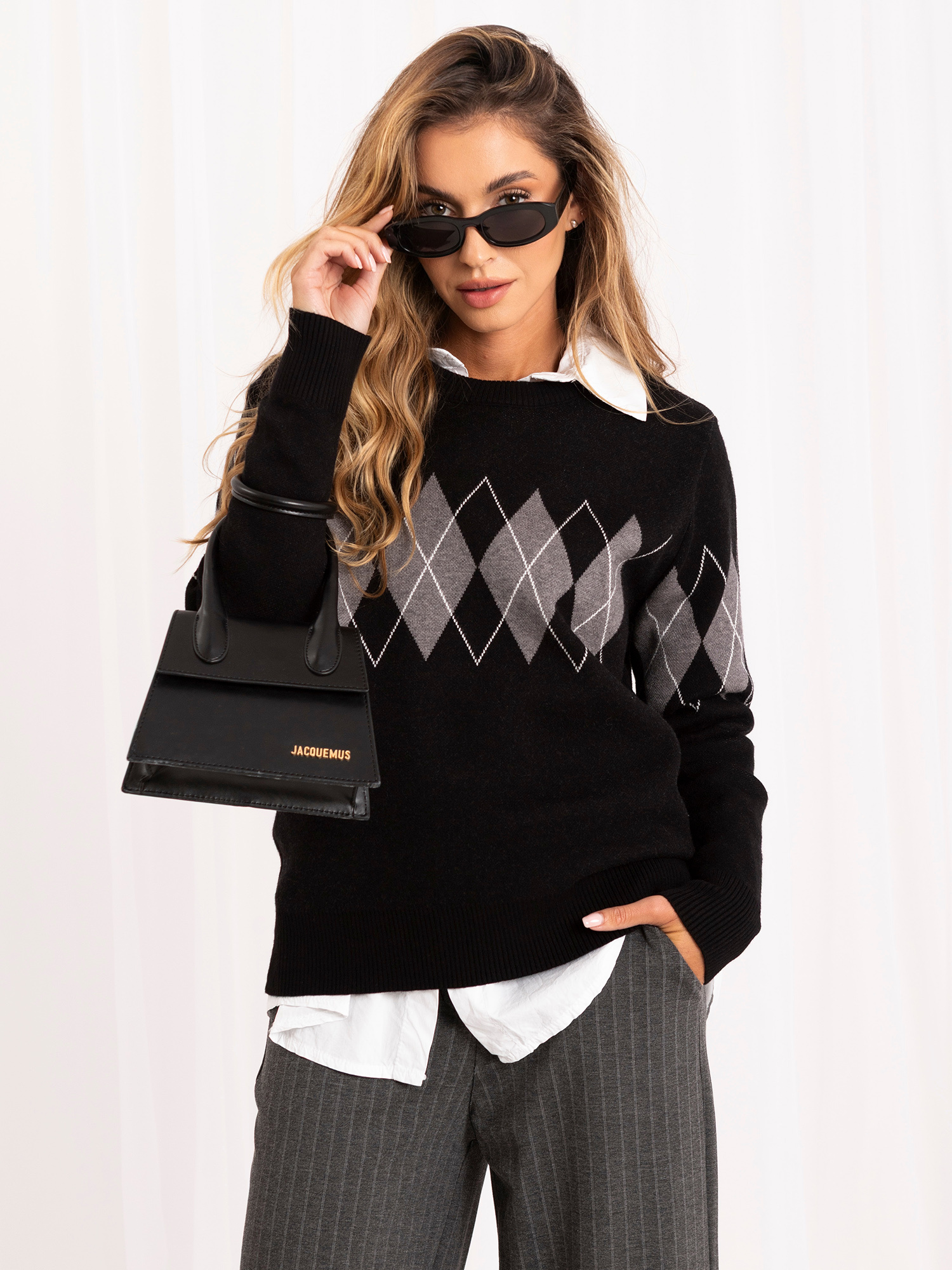 Czarny damski sweter oversize w romby 