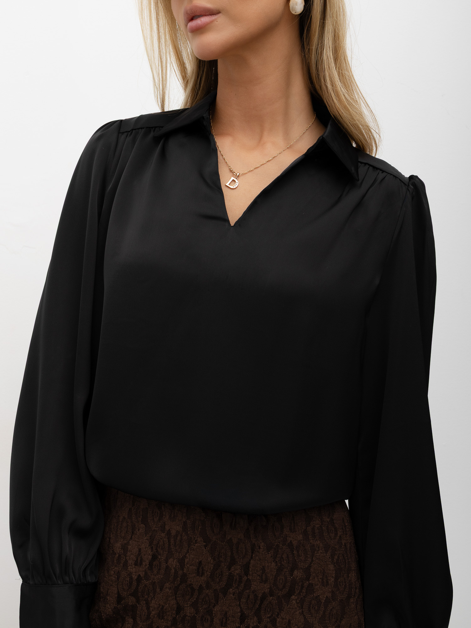 Czarna elegancka bluzka do biura z połyskiem