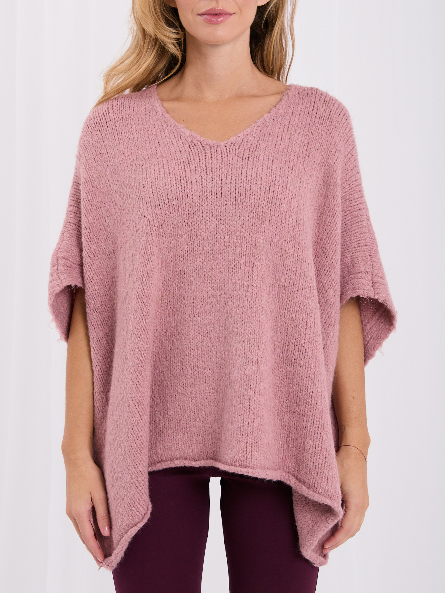Brudnoróżowy sweter oversize z szerokimi rękawami