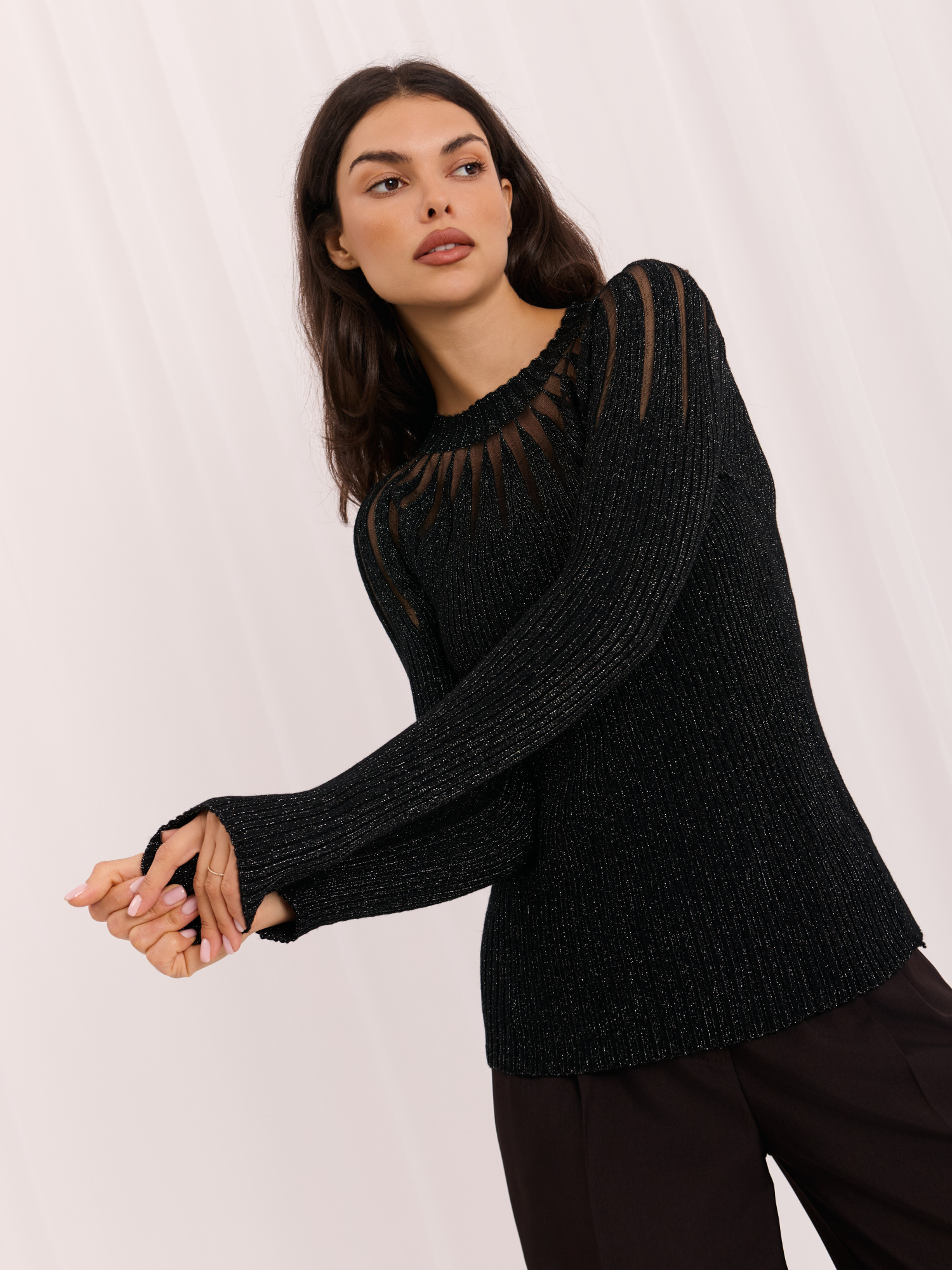 Czarny elegancki sweter z siateczkowymi wstawkami 