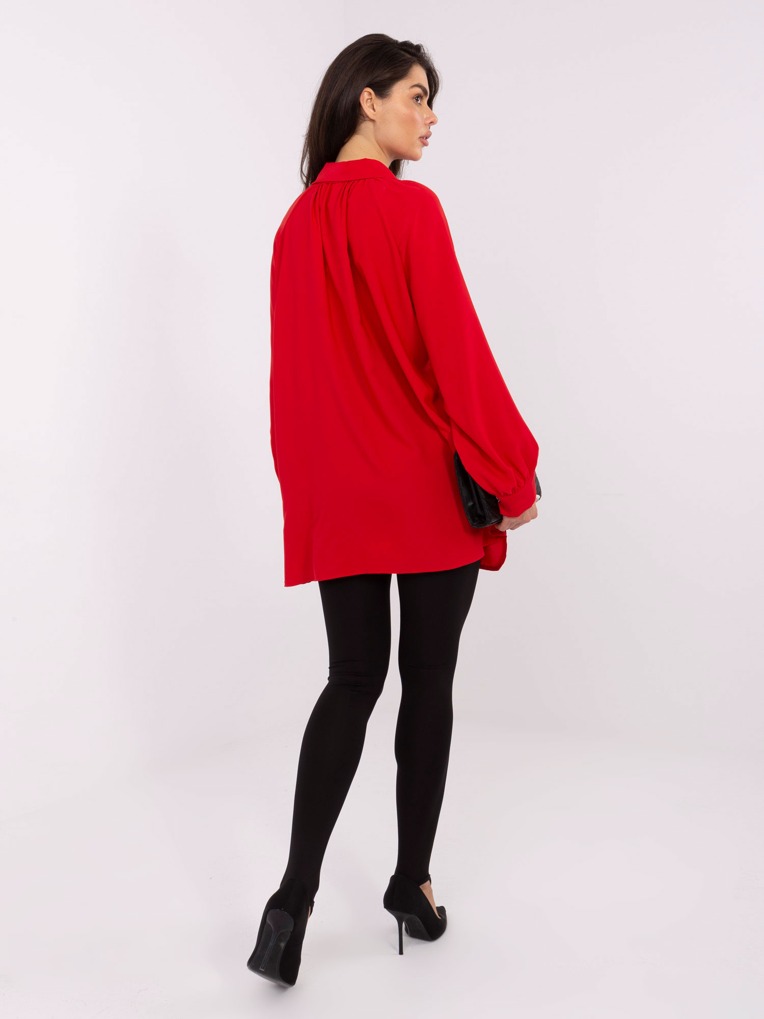Czerwona elegancka koszula oversize z rozcięciami
