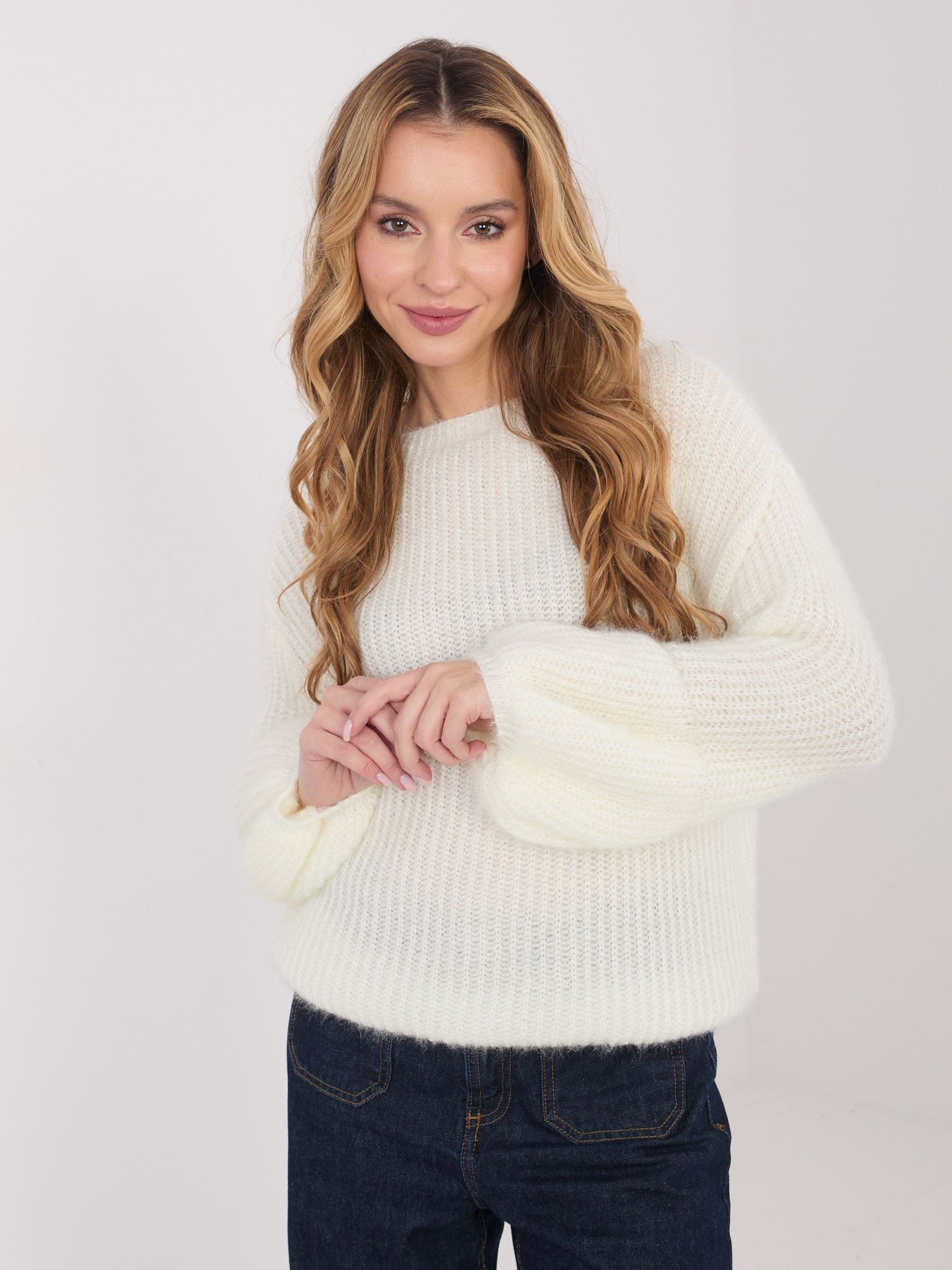 Ecru puszysty sweter z domieszką moheru