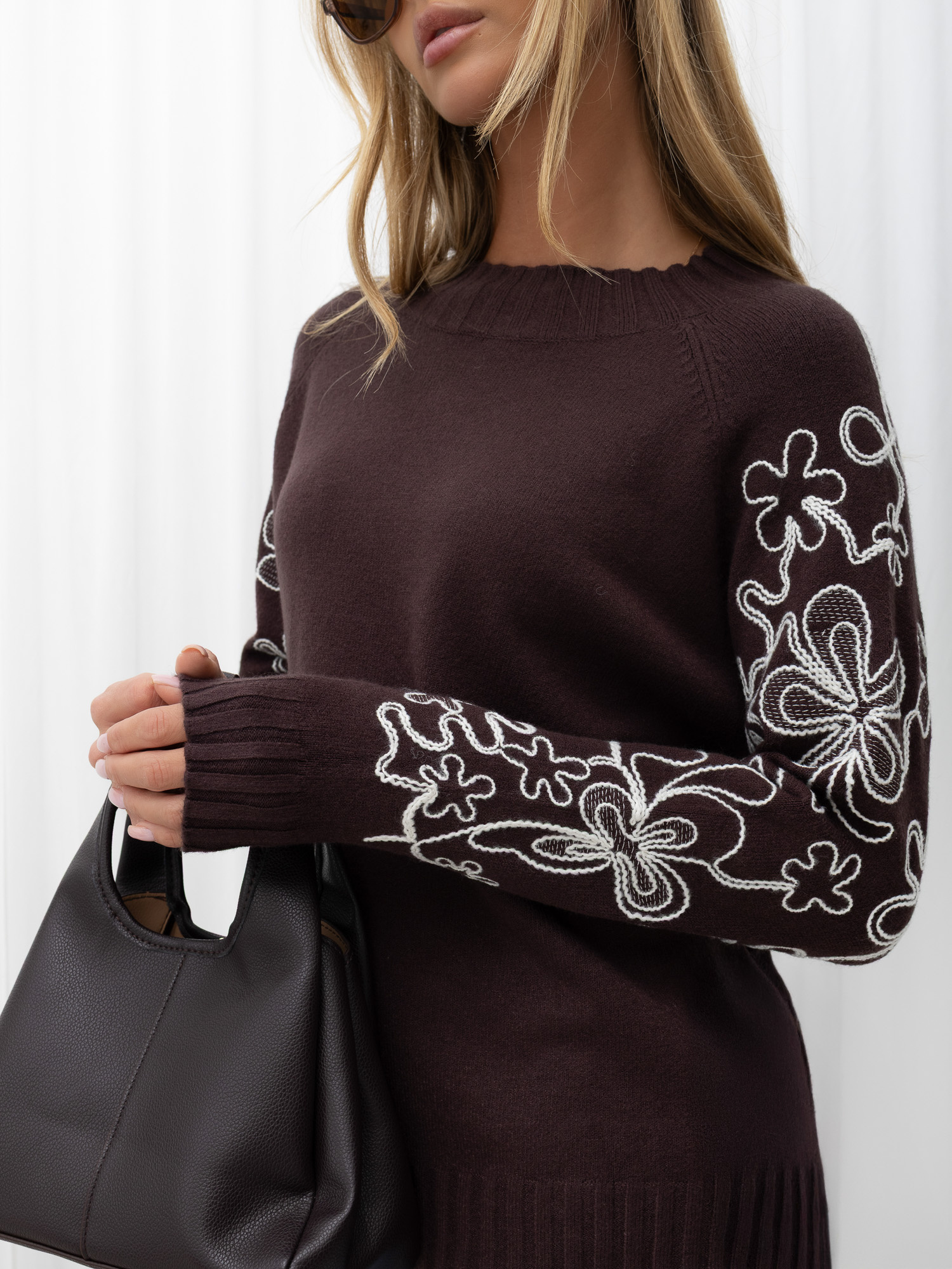 Czekoladowy sweter z haftem i metalizowaną nicią 