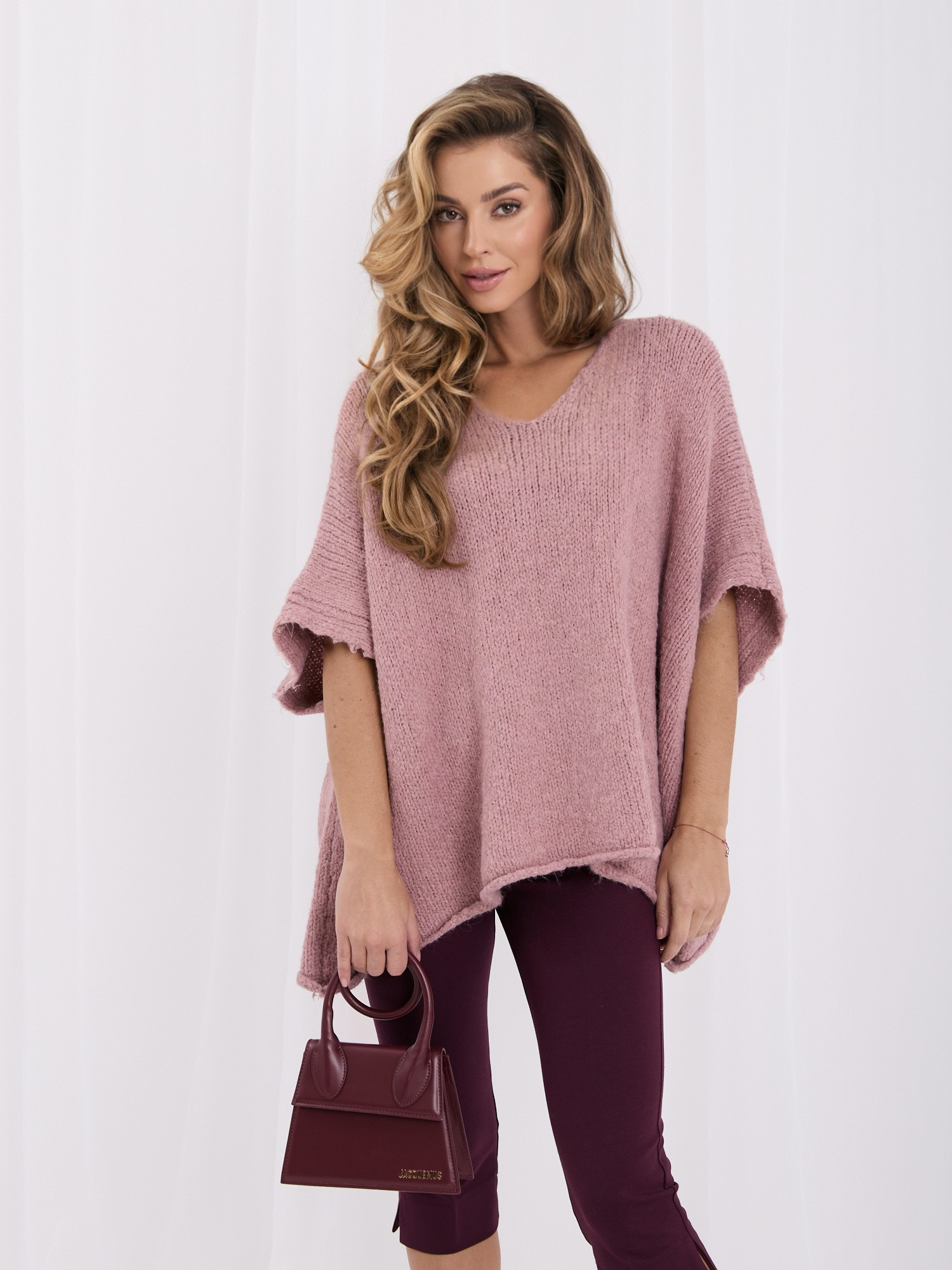 Brudnoróżowy sweter oversize z szerokimi rękawami