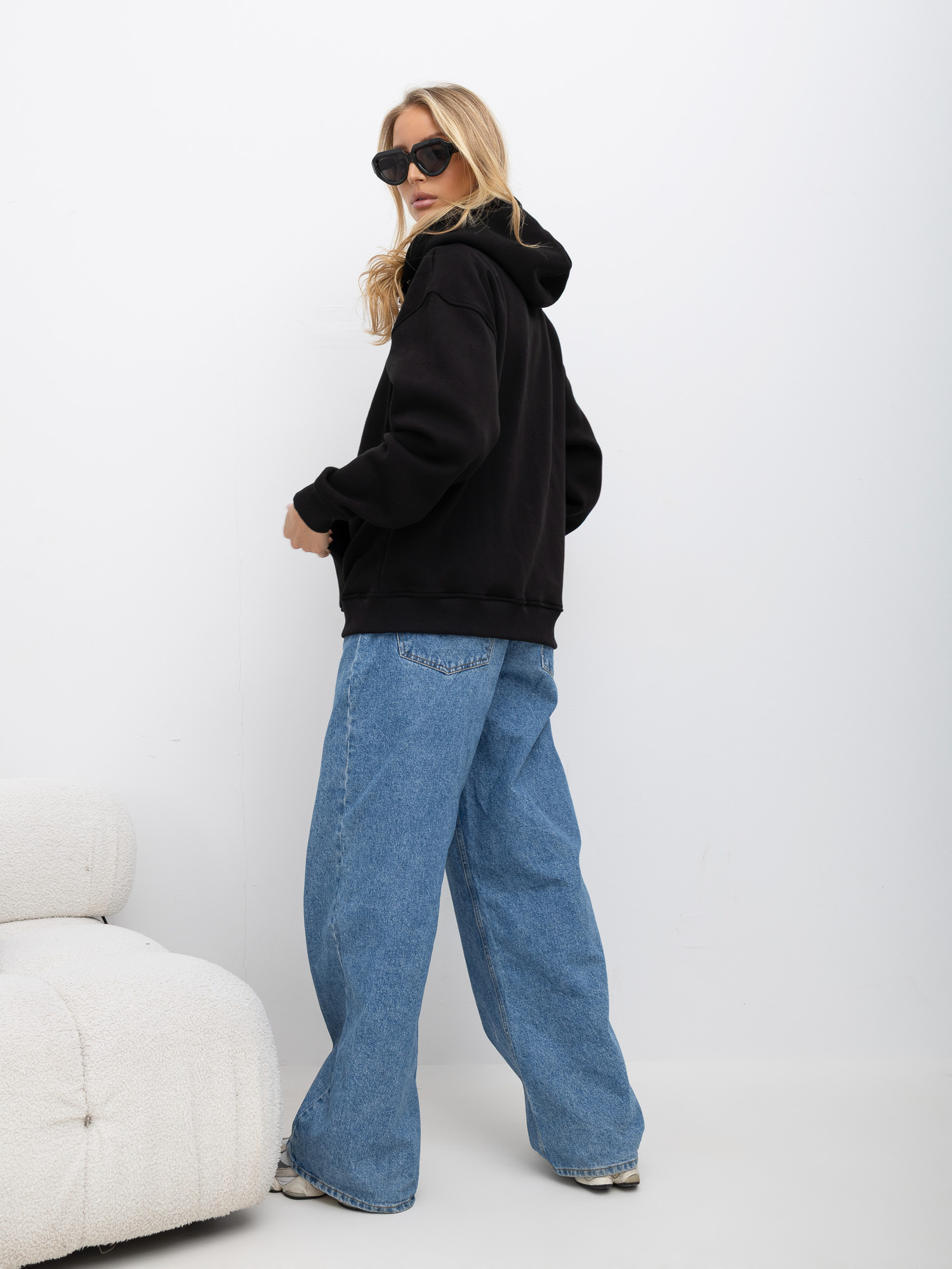 Czarna ocieplana bluza basic z kapturem 