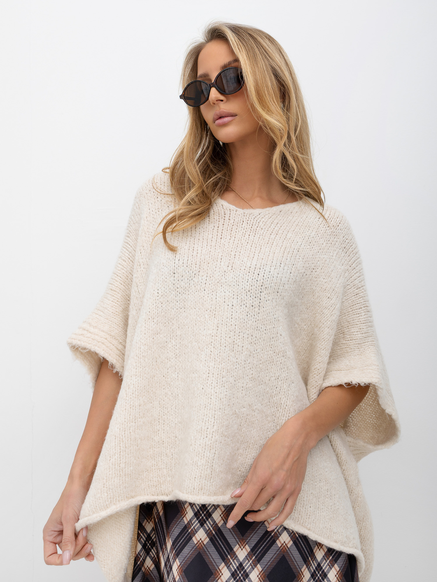 Kremowy damski sweter oversize z rękawem 3/4