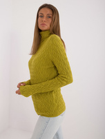 Oliwkowy damski sweter golf w ażurowy wzór 