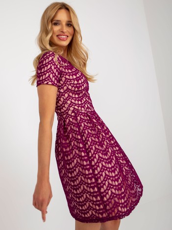 Fioletowa sukienka koktajlowa z krótkim rękawem