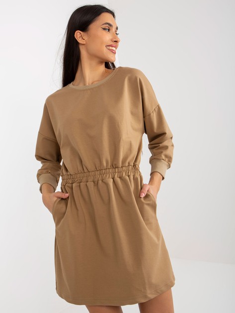 Camelowa mini sukienka dresowa z gumką w pasie 