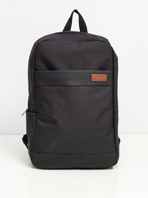 Czarny plecak na laptopa z zewnętrzną kieszenią