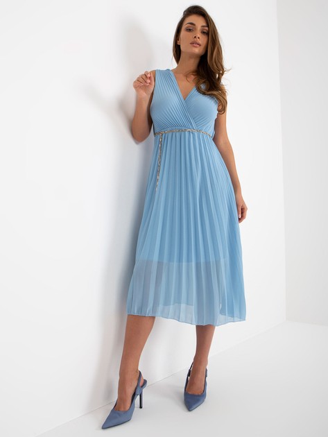 Jasnoniebieska midi sukienka z łańcuszkowym paskiem