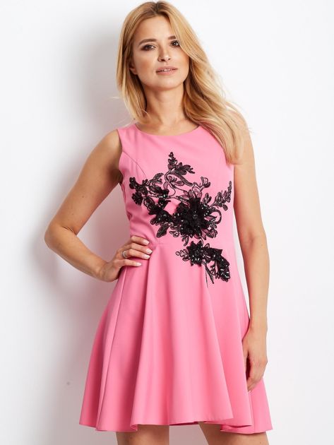 Różowa sukienka z roślinną aplikacją